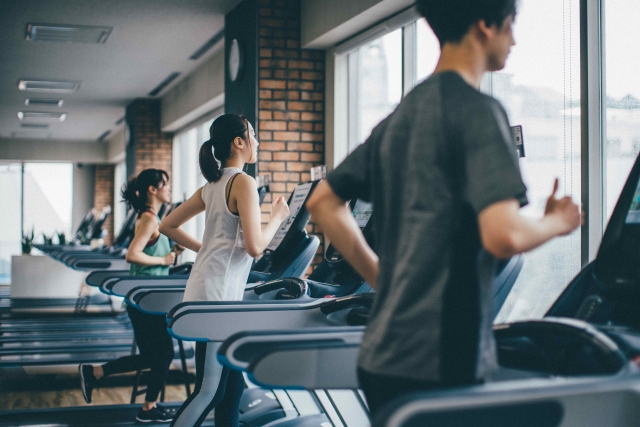 トレーニングする男女