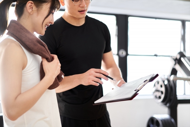 トレーニングする男女